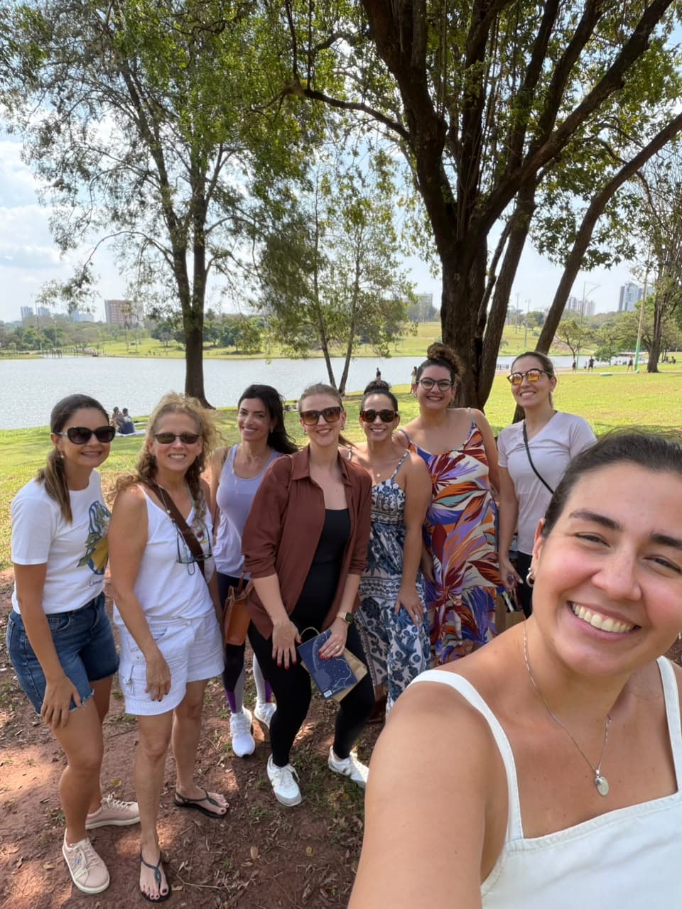 Encontro à beira do lago no Piquenique Literário