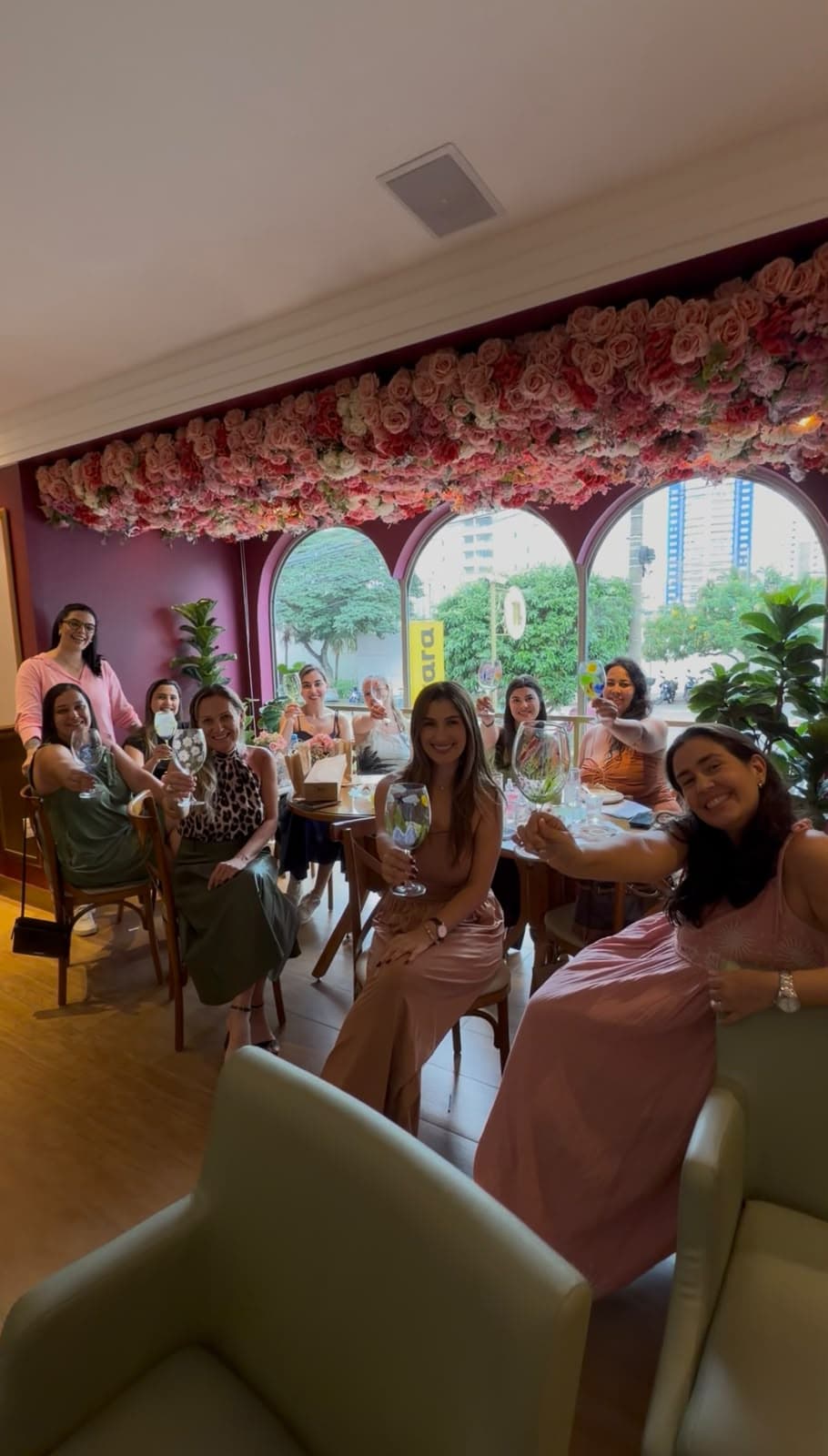 Grupo brindando na Pintura em Taça
