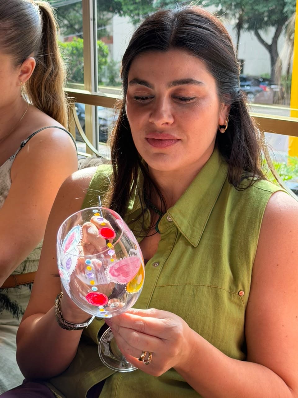Taça pintada à mão no encontro