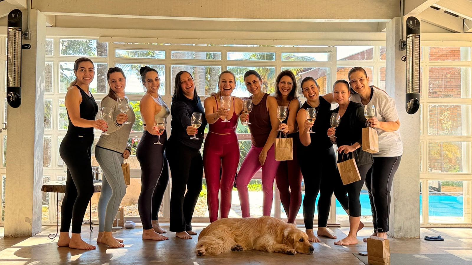 Grupo de mulheres no Yoga com Vinho